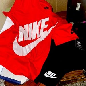 A Nike outfit for boys 2 piece medium